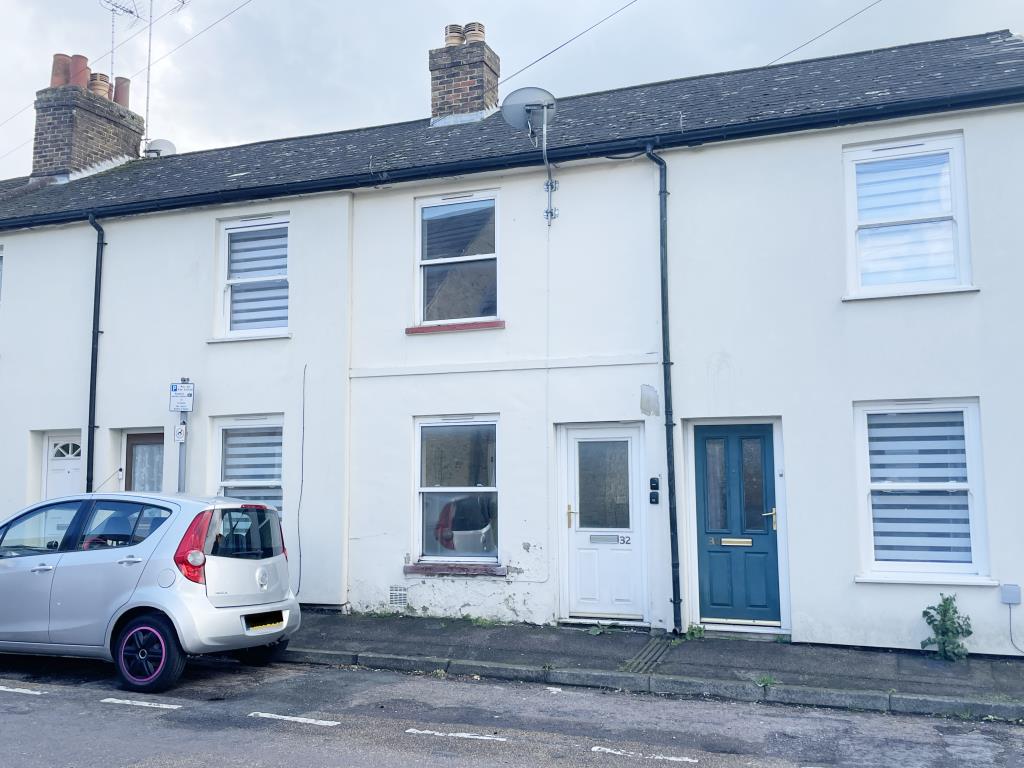 Lot: 103 - HOUSE CLOSE TO TOWN CENTRE IN NEED OF IMPROVEMENT - Front view of house in need of refurbishment